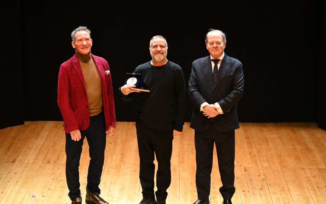 “Mistero Buffo” con Ugo Dighero apre la stagione del Teatro Comunale di Penna San Giovanni: tutto esaurito per un classico senza tempo