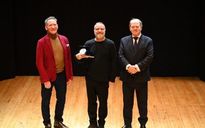 “Mistero Buffo” con Ugo Dighero apre la stagione del Teatro Comunale di Penna San Giovanni: tutto esaurito per un classico senza tempo