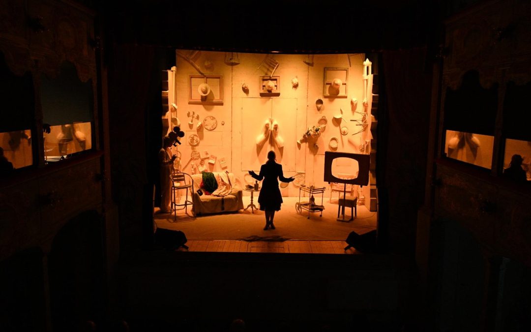 “Una giornata qualunque” con Gaia De Laurentis al Teatro comunale di Penna San Giovanni per il secondo appuntamento della stagione 2025/2026